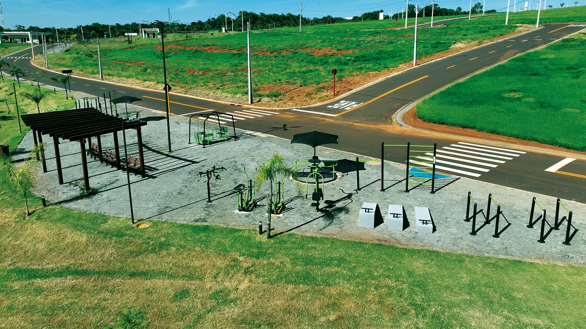 Academia ao ar livre junto à pista de caminhada