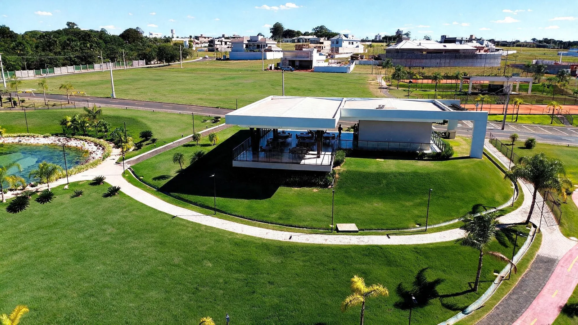 Clube e lago integrados à vista da Varanda Gourmet