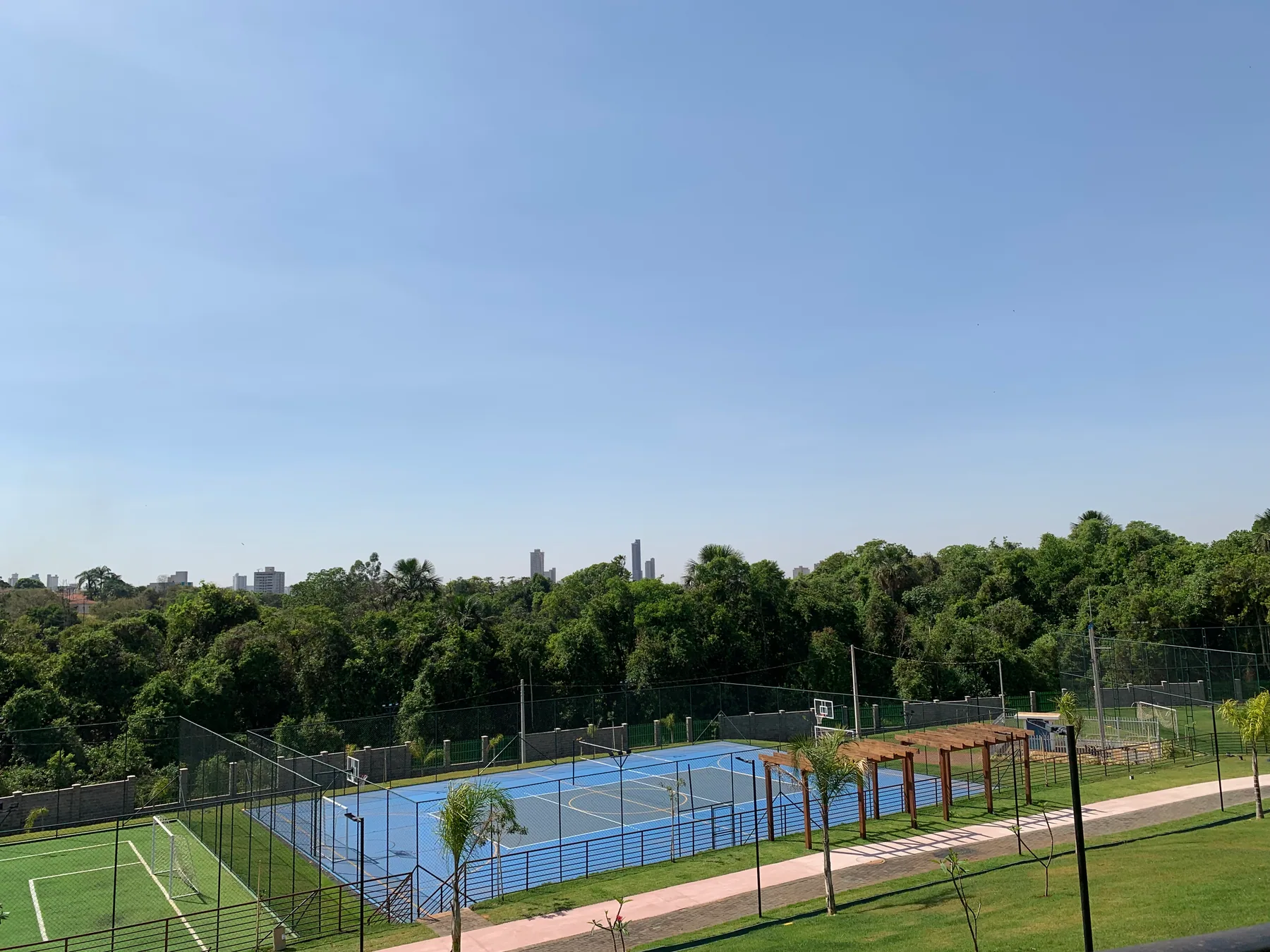 Complexo esportivo visto a partir da varanda