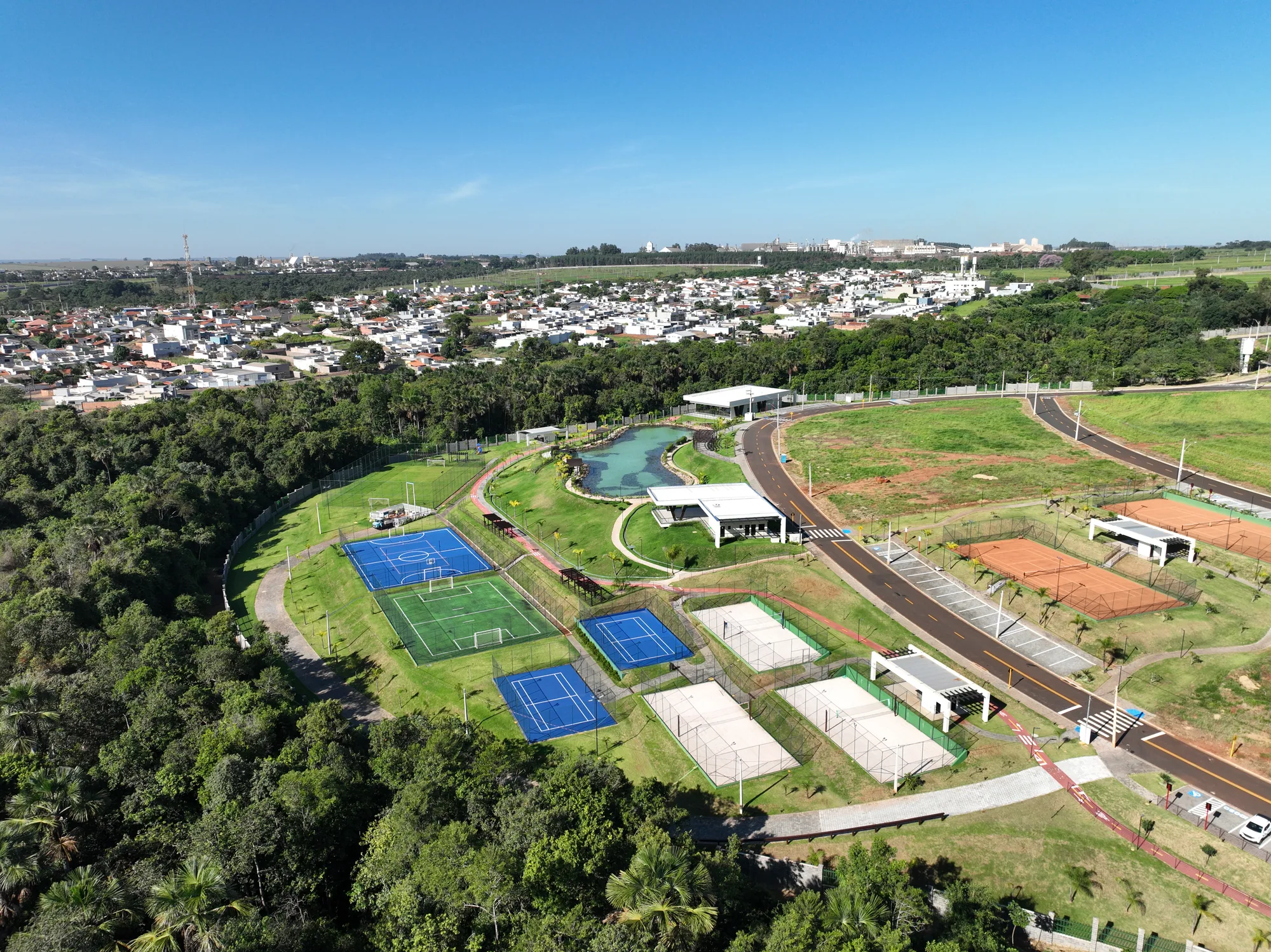 Vista aérea completa do complexo esportivo