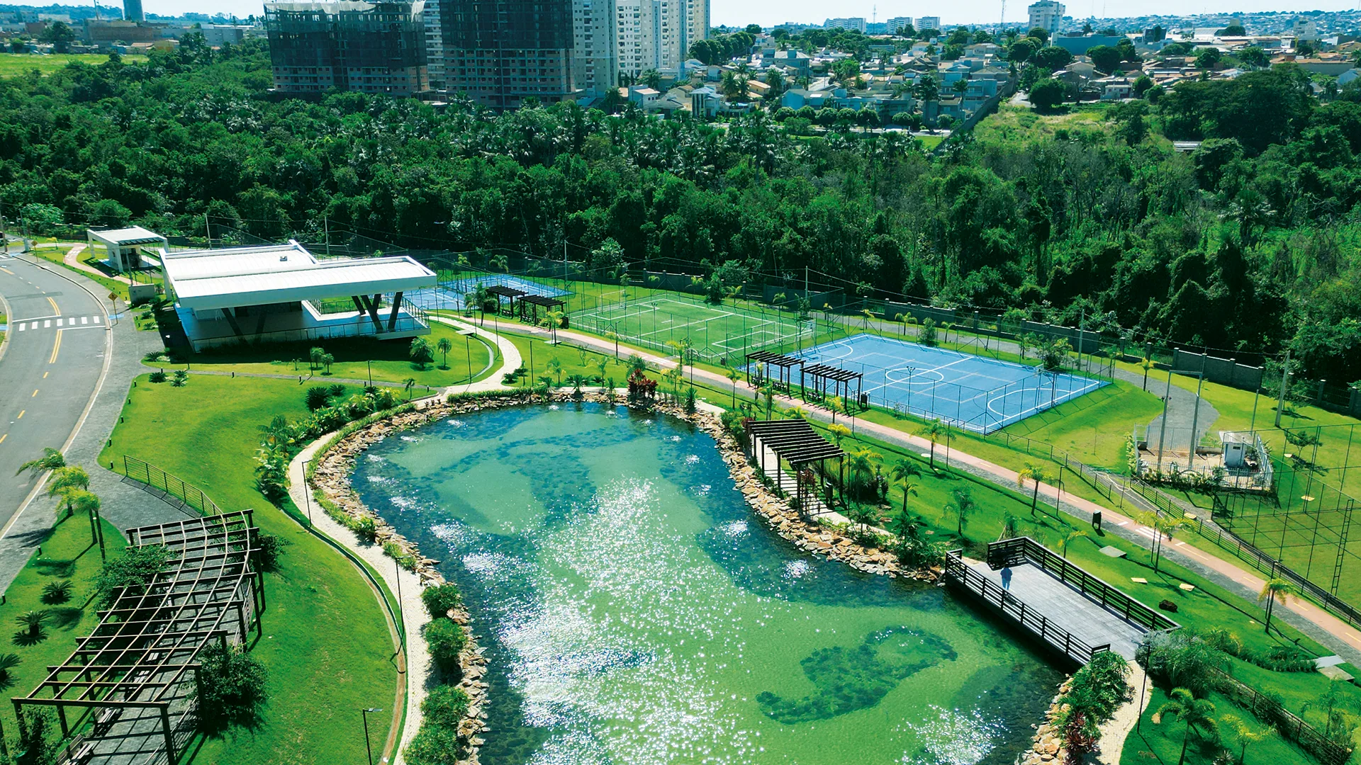 Lago ornamental com paisagismo e pergolados