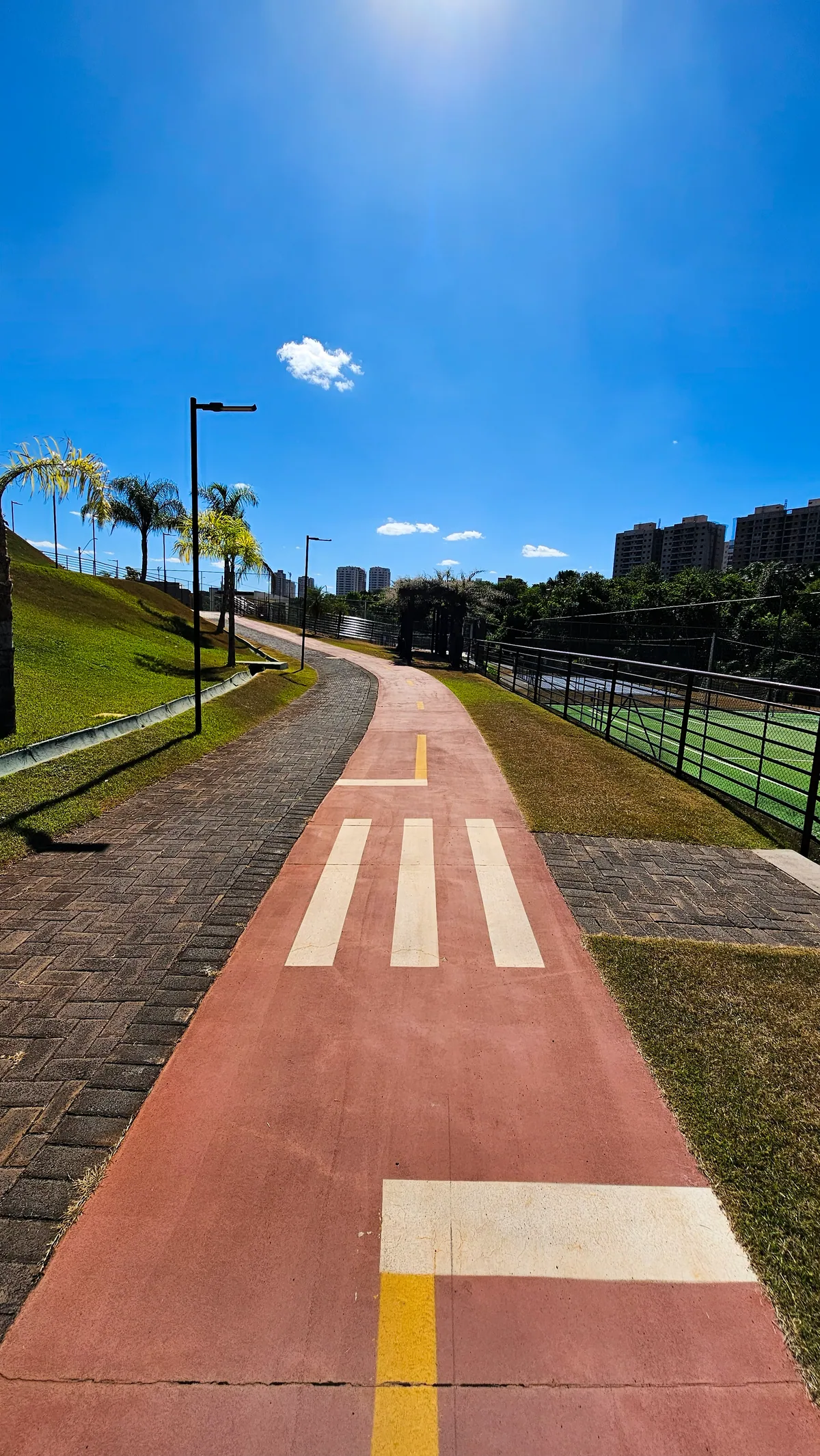 Trecho da pista de caminhada e ciclovia