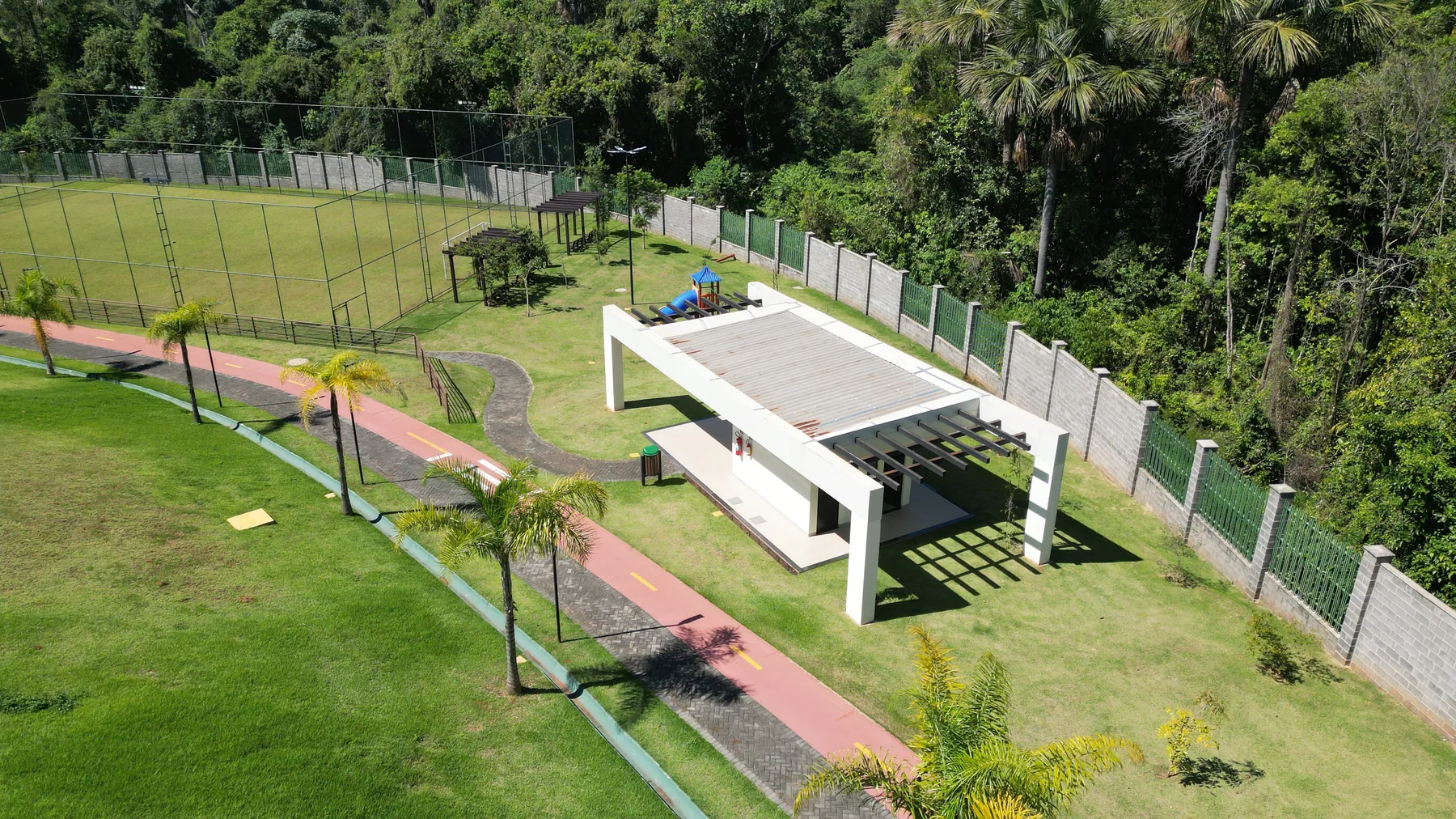 Pergolado de apoio junto à pista de caminhada