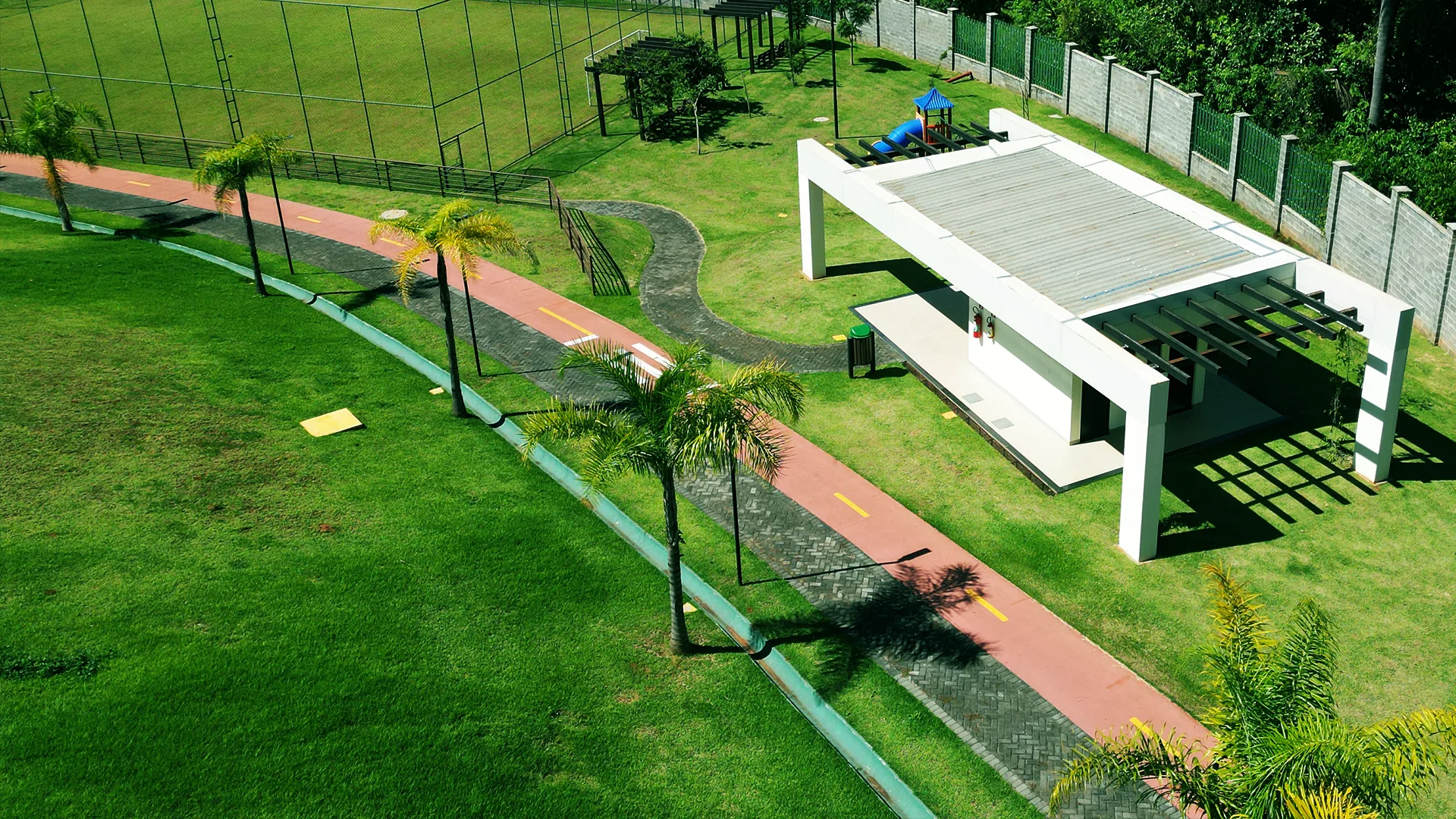 Pista de caminhada e ciclovia ao redor da área de lazer