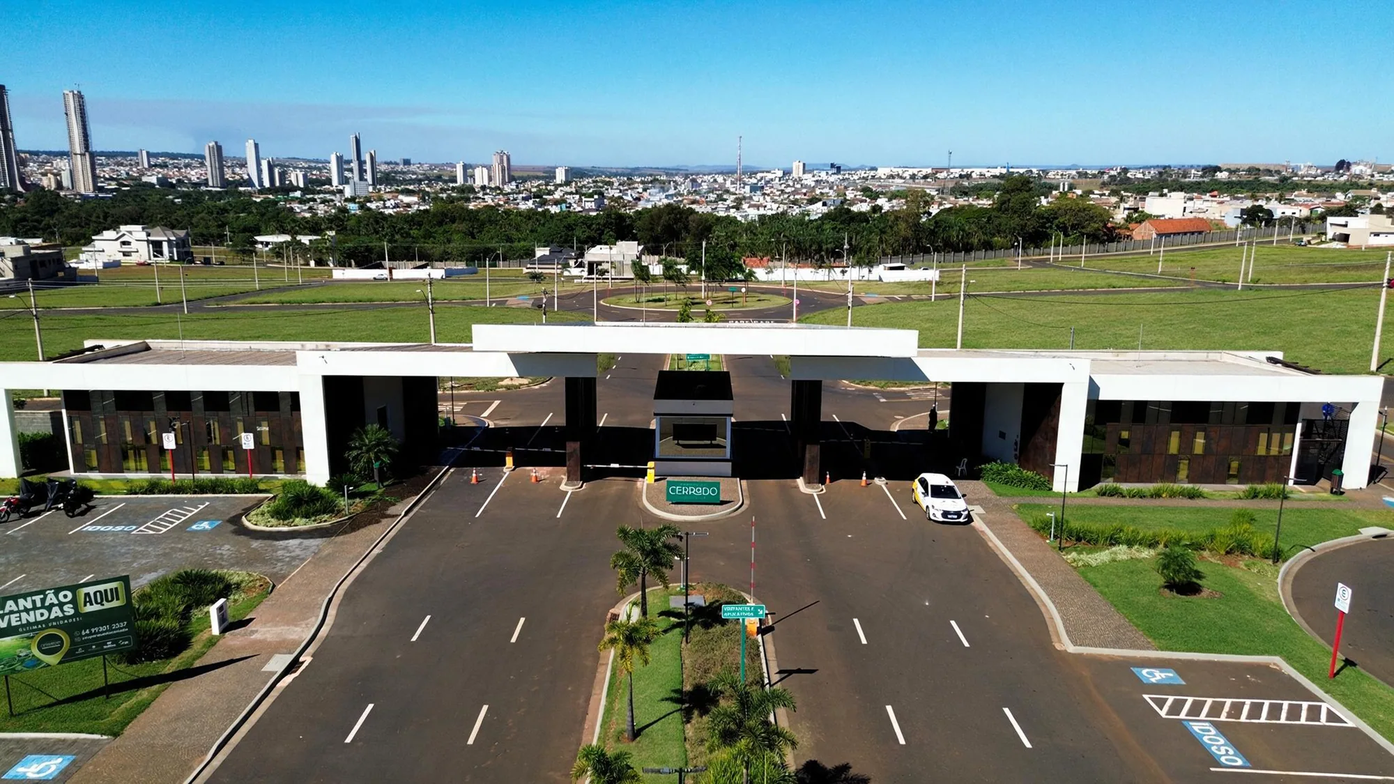 Portaria principal do Parque do Cerrado vista do alto