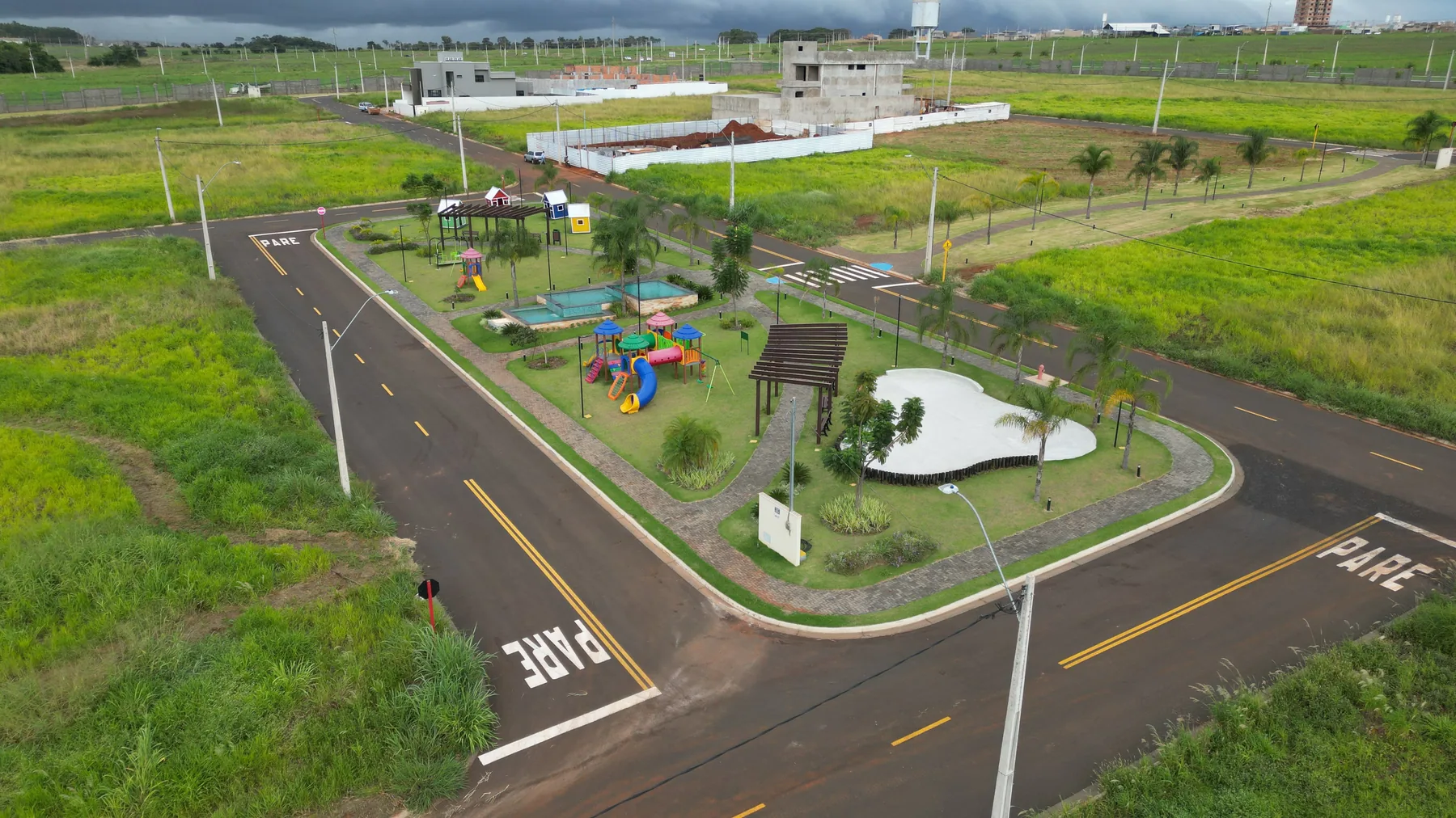 Praça das Mães vista do alto em meio ao empreendimento