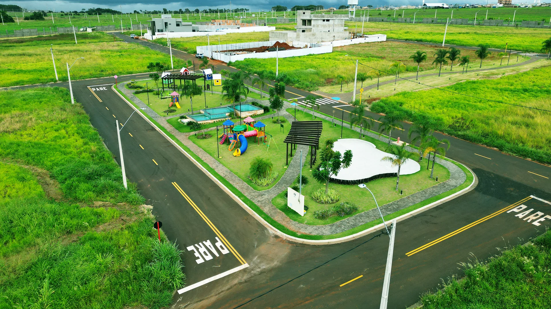 Praça das Mães com playgrounds coloridos e pergolados