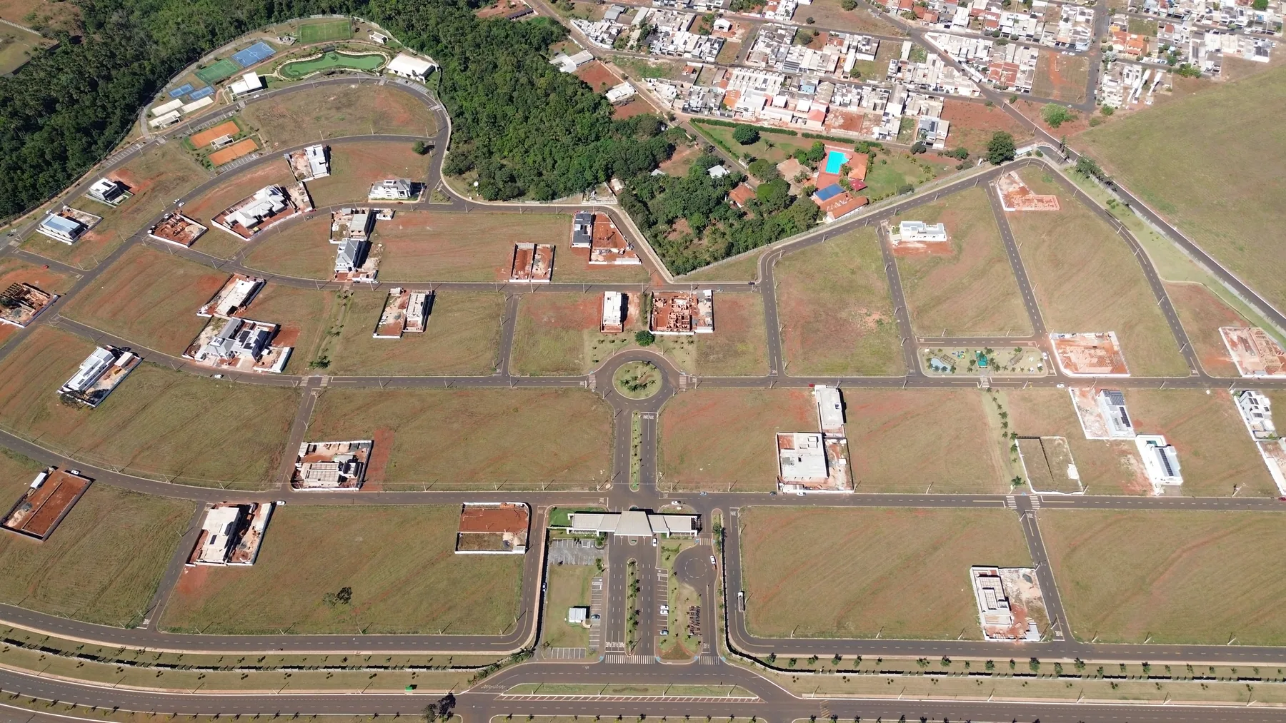Panorama aéreo do desenho das ruas e lotes